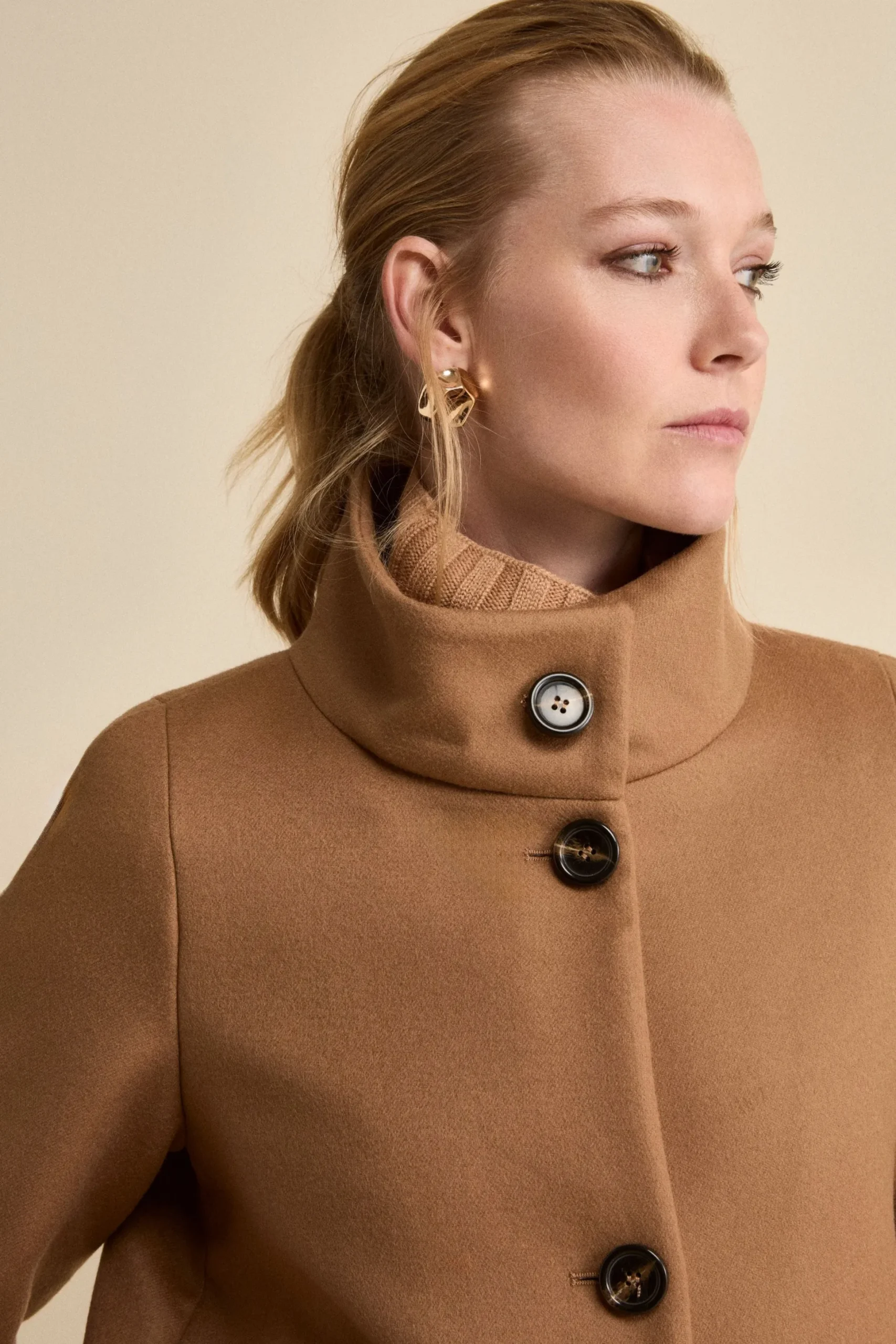 Cappotto Corto Foderato con Collo Alto - CUOIO