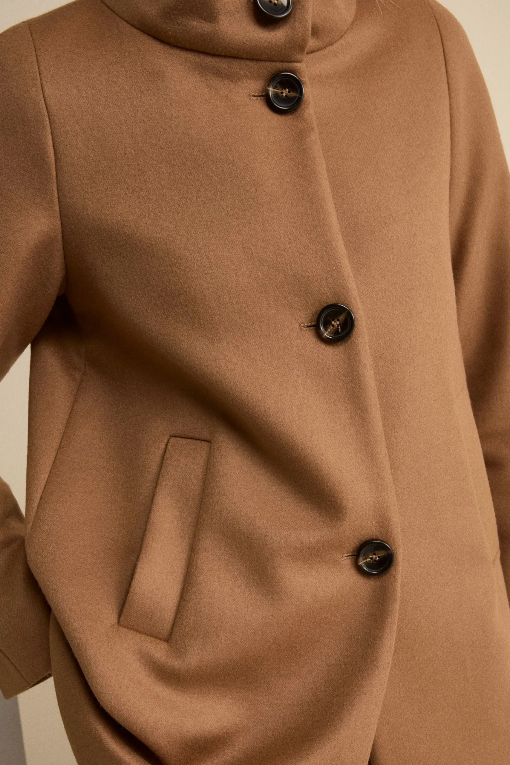 Cappotto Corto Foderato con Collo Alto - CUOIO